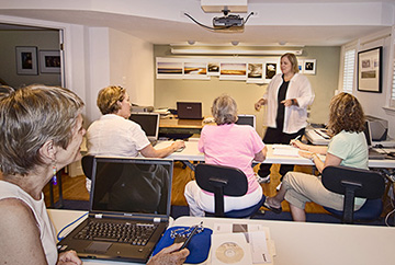 Image of Colleen Spencer Henderson teaching Photoshop seminar in her Bethesda MD classroom